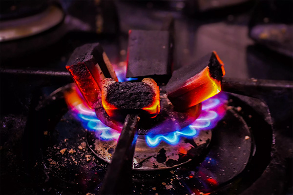 Как разогреть угли для кальяна на газовой плите